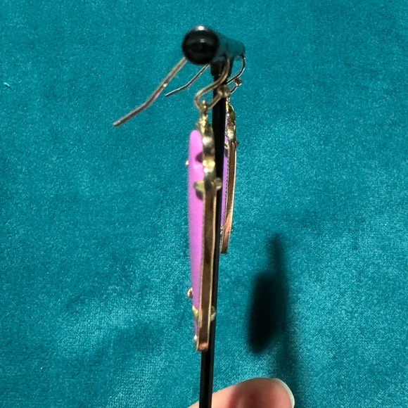 Kendra Scott Gold Sky Arrowhead Earrings in Neon Violet Magnesite - Picture 5 of 7